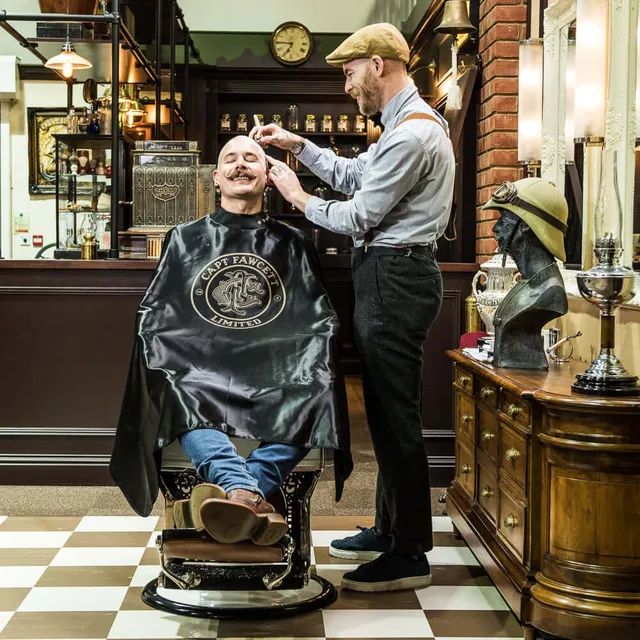 captain-fawcett-heavyweight-barbers-cape-friseurumhang-aus-satin image 1